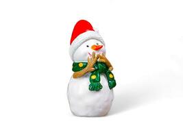 miniatuur sneeuwman figuur Aan een wit achtergrond foto