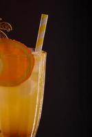 verfrissende koele mango rum collins op de bar
