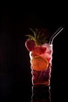 aardbei mojito cocktail aan de bar foto