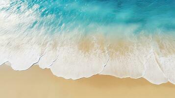 kalmte onthuld. antenne visie van rustig strand met licht blauw golven, zonlicht, en kopiëren ruimte. ideaal voor zomer vakantie en spa concepten. ai gegenereerd foto