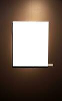 blanco afbeelding kaders Aan bruin muur met gloeiend lamp, bespotten omhoog foto