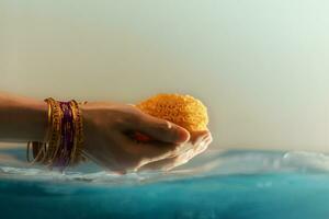 Hindoe ceremonies, rituelen, spiritualiteit, religie en hoop concept. vrouw bedrijven goudsbloem bloemen in water , respect en overgave. slingers zijn aangeboden naar eer goden en godinnen foto