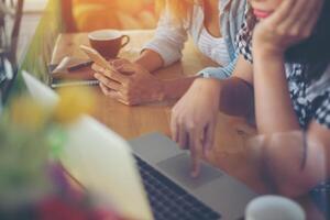 twee jonge zakenlieden ontmoeten en werken in café met zachte retro toon foto