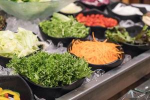 gemengde saladebar in een restaurant foto