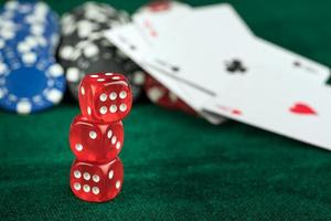 gokken met rode dobbelstenen pokerkaarten en munten foto