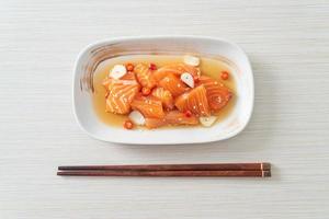 verse zalm rauwe gemarineerde shoyu of zalm ingelegde sojasaus - Aziatisch eten
