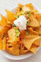 Mexicaanse nachos tortillachips met jalapeno, guacamole, tomatensalsa en dip foto