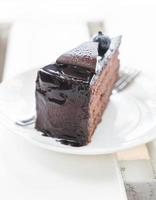 chocolade fudge cake in café foto
