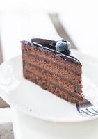 chocolade fudge cake in café foto