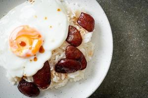 rijst met gebakken ei en chinese worst - zelfgemaakte gerechten in Aziatische stijl foto