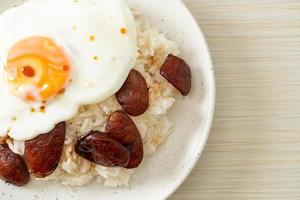 rijst met gebakken ei en chinese worst - zelfgemaakte gerechten in Aziatische stijl foto