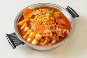 budae jjigae of budaejjigae foto