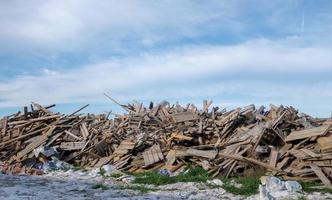 grote stapel gebroken planken gebruikt in de bouw, puin foto