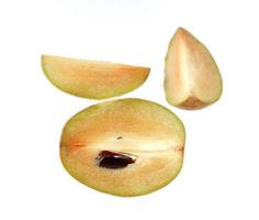 verse sapodilla pruim met snee op wit foto