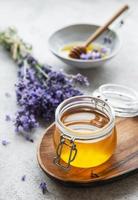 potjes met honing en verse lavendelbloemen foto