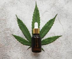 cbd-olie, henneptinctuur, cosmetisch cannabisproduct voor huidverzorging. foto