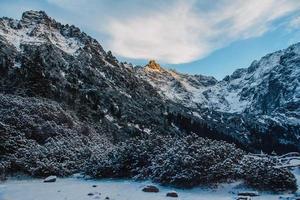 landschap van besneeuwde toppen van de rotsachtige bergen bij zonnig weer foto