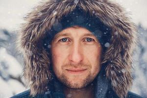 portret van een man in winterkleren foto
