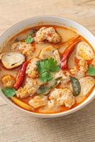 pittige gekookte varkenssoep met champignons - tom yum - Aziatisch eten foto