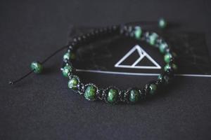 armband met jade op een zwarte achtergrond foto