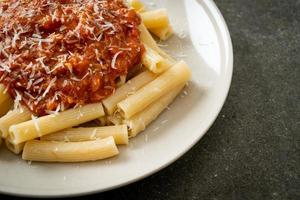 rigatoni pasta met bolognesesaus van varkensvlees - Italiaanse eetstijl foto