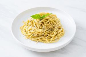pesto spaghetti pasta - vegetarisch eten en Italiaanse eetstijl foto