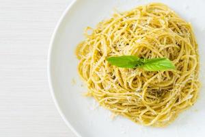 pesto spaghetti pasta - vegetarisch eten en Italiaanse eetstijl foto
