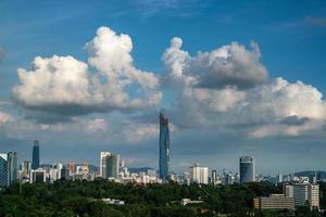 Kuala Lumpur, Maleisië 2021- de skyline van de stad Kuala Lumpur in de avond met dramatische wolken tijdens zonsondergang, genomen vanuit het gezichtspunt in Bukit Tunku, Kuala Lumpur foto