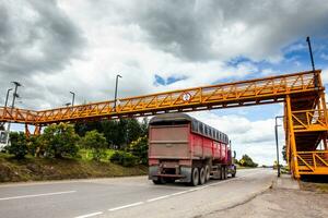 voetganger brug over- een hoge snelheid weg met zwaar verkeer. weg veiligheid concept. foto