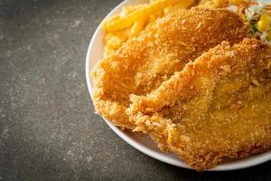 fish and chips met minisalade op wit bord foto