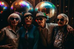 een groep van ouderling vrienden poseren in voorkant van een reusachtig disco bal, reflecterend kleurrijk lichten en creëren een onvergetelijk tafereel. generatief ai foto