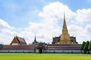 tempel van de smaragdgroene boeddha en het grote paleis in bangkok, thailand foto