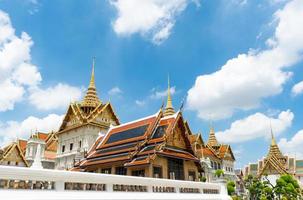 tempel van de smaragdgroene boeddha en het grote paleis in bangkok, thailand foto