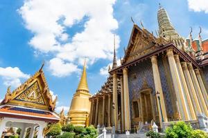 tempel van de smaragdgroene boeddha en het grote paleis in bangkok, thailand foto