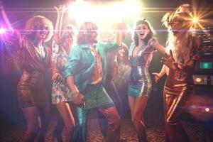 een groep van jong mensen gekleed in retro disco outfits, dansen en groefsteken naar een funky ritme Aan een glinsterende dans vloer, omringd door knippert lichten en disco ballen. generatief ai foto