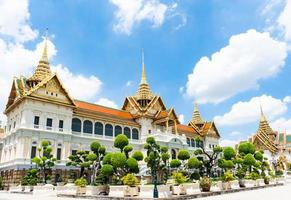 tempel van de smaragdgroene boeddha en het grote paleis in bangkok, thailand foto