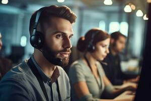 telefoontje centrum operator vergezeld door zijn team. glimlachen klant ondersteuning operator Bij werk. jong werknemer werken met een hoofdtelefoon. generatief ai foto