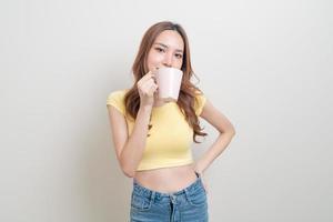 portret mooie aziatische vrouw met koffiekopje of mok op witte achtergrond