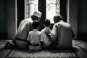 een familie bidden samen gedurende Ramadan in een moskee, met de focus Aan de familie toewijding net zo ze bidden samen. belang van familie gedurende deze heilig maand. generatief ai foto