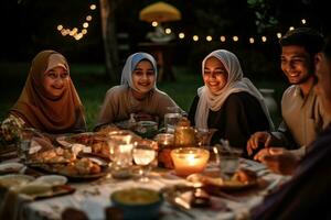 een familie zittend samen voor iftar de breken van snel Bij zonsondergang.aan de tafel vol van traditioneel Ramadan voedingsmiddelen. de familie glimlachen en lachend. generatief ai foto