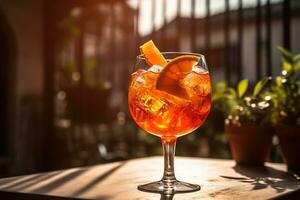 een verfrissend, zomers aperol spritz, geserveerd in een wijn glas met ijs, een plons van Frisdrank, en gegarneerd met een plak van oranje, reeks tegen een zonovergoten buitenshuis terras. generatief ai. foto