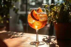 een verfrissend, zomers aperol spritz, geserveerd in een wijn glas met ijs, een plons van Frisdrank, en gegarneerd met een plak van oranje, reeks tegen een zonovergoten buitenshuis terras. generatief ai. foto