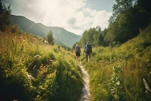 een rustig, zomer wandelen avontuur, met een paar trekking door een weelderig, groen Woud, weide en berg pad. generatief ai. foto