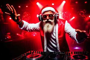 gek de kerstman claus dj met koptelefoon, dans Bij Kerstmis partij met disco achtergrond. generatief ai foto