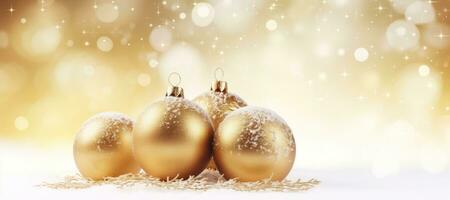 gouden Kerstmis ballen reeks tegen een besneeuwd landschap, glinsterende met een sprenkeling van sneeuwvlokken. generatief ai foto
