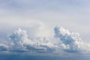 mooie witte wolken tegen de achtergrond van de lucht foto