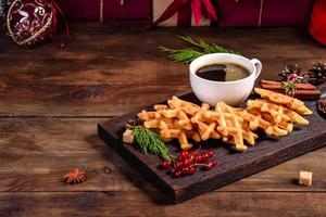 mooie heerlijke belgische wafels op een kersttafel foto