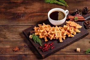 mooie heerlijke belgische wafels op een kersttafel foto