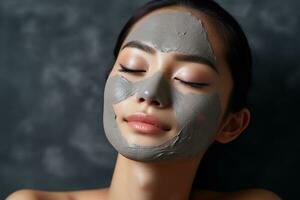 werknemer toepassen gelaats masker Aan jong gezicht huidsverzorging in spa behandeling . spa en schoonheid concept.gemaakt met generatief ai technologie. foto