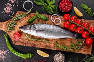 verse vis zeebaars en ingrediënten om te koken. rauwe vis zeebaars foto